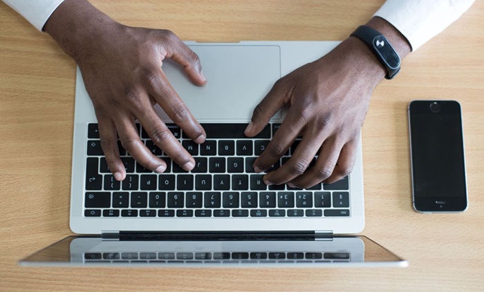 هوشمندانه انتخاب کنید: راهنمای جامع انتخاب بهترین ابزارهای هوش مصنوعی در سال ۲۰۲۵