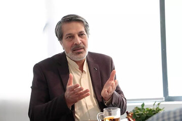 واکنش عمادالدین باقی به ماجرای سیم کارت سفید/ هیچ وقت پول برای فیلترشکن نداده‌ام/ همین امروز باید همه فیلتر برای همه مردم در ایران برداشته شود اما…