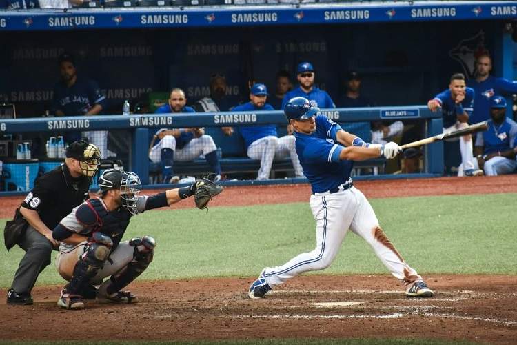 پخش زنده بیسبال از تلویزیون به موبایل رسید!