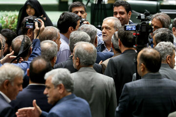 پزشکیان به فراکسیون مستقلین مجلس می رود / مهرداد لاهوتی: میزبان چهار وزیر دولت که نامشان در لیست استیضاح است، خواهیم بود