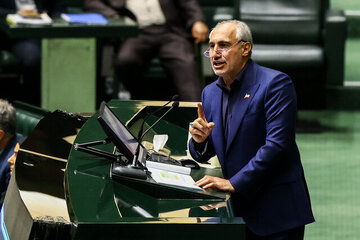 پورمحمدی: امسال ۶ میلیارد دلار واردات بنزین داشتیم/ اگر با همین روند پیش برویم، اتمام طرح‌های عمرانی کشور ۱۰۱ سال طول می‌کشد!