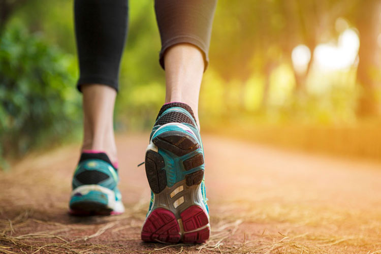 پیادهروی معکوس: کشف فواید شگفتانگیز برای سلامت جسم و ذهن