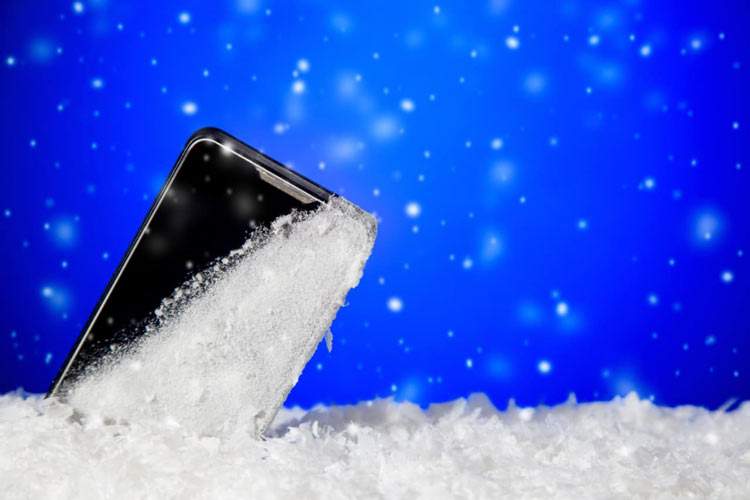 چرا باتری گوشی در سرما سریع خالی می‌شود؟ (۴ دلیل اصلی)