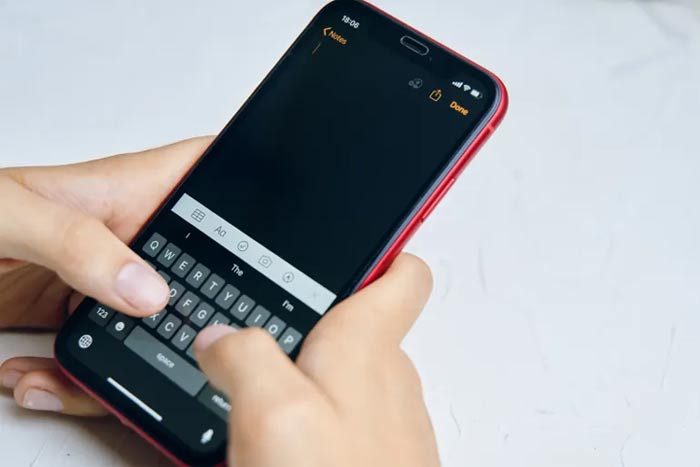 چرا تصحیح خودکار آیفون از کار افتاد؟ نقش پنهان هوش مصنوعی در خطاهای جدید اپل