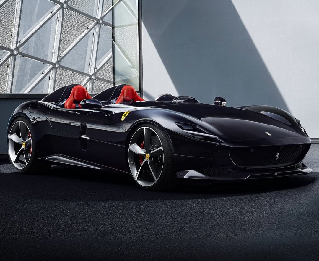 چرا رونالدو سوار خودروهای خودش نمی‌شود؟