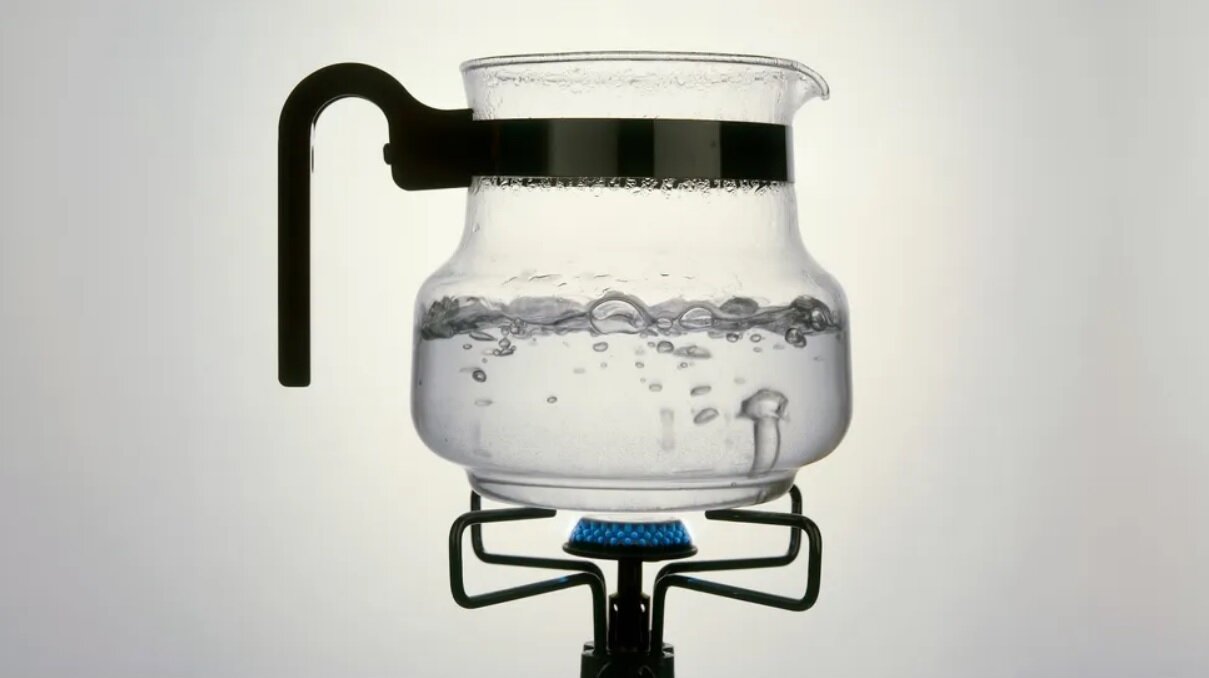 چیزی که جوشاندن آب در مایکروویو را خطرناک میکند