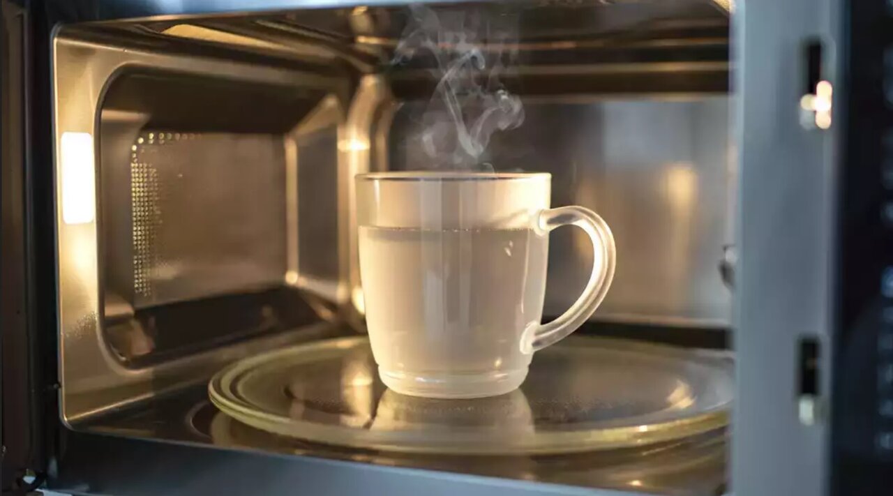 چیزی که جوشاندن آب در مایکروویو را خطرناک میکند