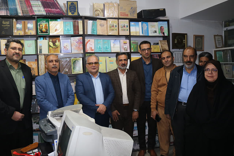 کتاب، گل و لبخند در شب آخر هفته کتاب
حرکتی ماندگار از مدیران فرهنگ‌دوست سمنان/ تجلیل از کتاب‌فروشان، سنگربانان خاموش فرهنگ