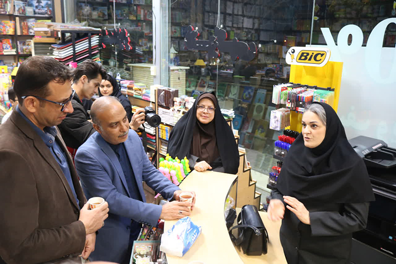 کتاب، گل و لبخند در شب آخر هفته کتاب
حرکتی ماندگار از مدیران فرهنگ‌دوست سمنان/ تجلیل از کتاب‌فروشان، سنگربانان خاموش فرهنگ