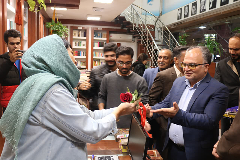 کتاب، گل و لبخند در شب آخر هفته کتاب
حرکتی ماندگار از مدیران فرهنگ‌دوست سمنان/ تجلیل از کتاب‌فروشان، سنگربانان خاموش فرهنگ