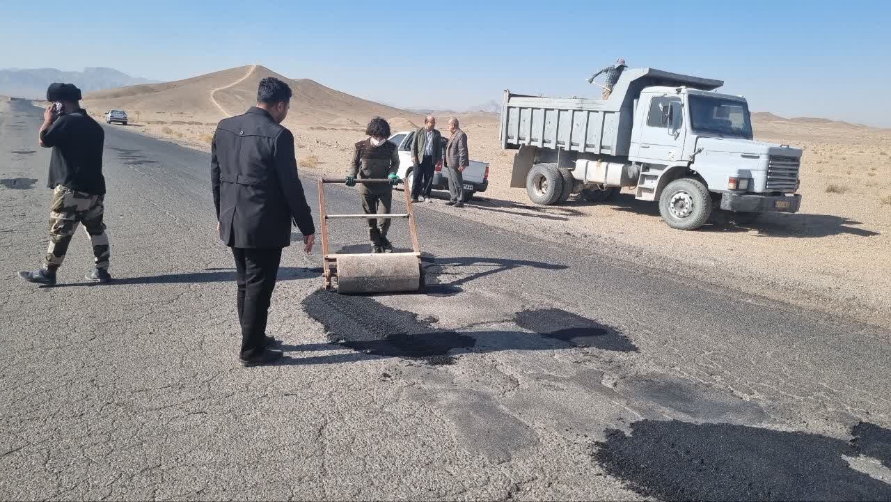آغاز عملیات لکهگیری و مرمت آسفالت جاده درین آغاز عملیات لکهگیری و مرمت آسفالت جاده درین