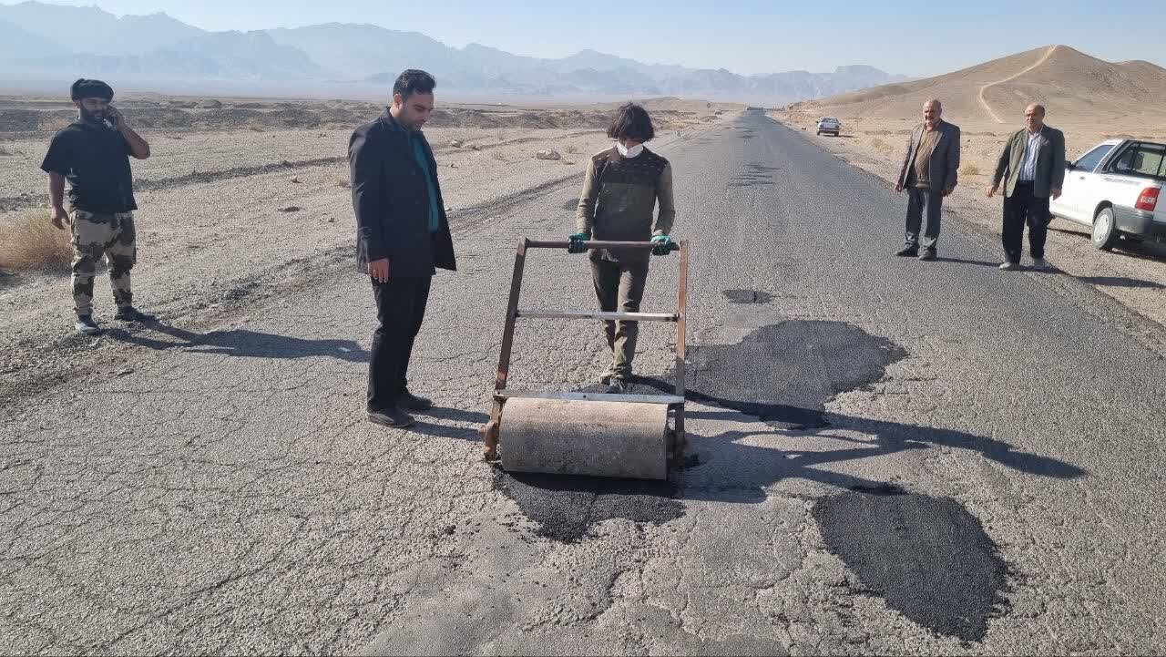 آغاز عملیات لکهگیری و مرمت آسفالت جاده درین آغاز عملیات لکهگیری و مرمت آسفالت جاده درین