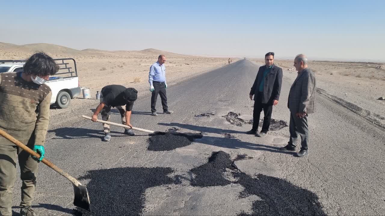 آغاز عملیات لکهگیری و مرمت آسفالت جاده درین آغاز عملیات لکهگیری و مرمت آسفالت جاده درین