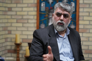 آمریکا ویزا نمیدهد چون میترسد آنجا سلام نظامی بدهیم/فقط دو قشر با پرچم دور افتخار میزنند؛ شهدا و ورزشکاران