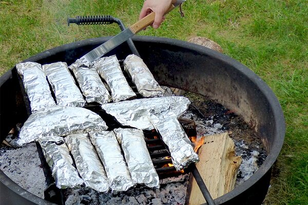 آیا استفاده از فویلهای آلومینیومی خطرناک است؟/ چه غذاهایی نباید با فویل در تماس باشند/ کاربرد کاغذ نسوز چیست؟