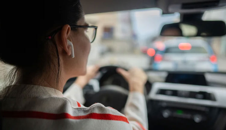آیا استفاده از هدفون هنگام رانندگی ایمن است؟