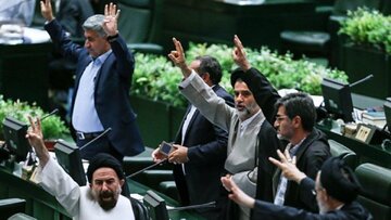 ابراهیم نکو: نمایندگان درک اقتصادی ندارند و بیشتر سیاسی برخورد میکنند/ یوسفیان ملا: نمایندهها یک تصمیم نداشتند که مردم بگویند خدا پدرشان را بیامرزد