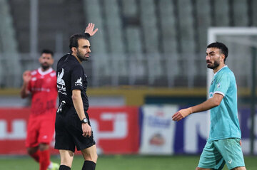 اتفاق عجیب در بازی پیکان- پرسپولیس؛ ارتباط داور با اتاق VAR قطع شد!
