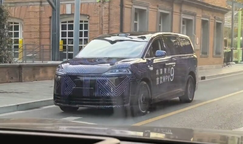 استفاده از کلاه ایمنی نامرئی در خودروی چینی / برای اولین بار در جهان