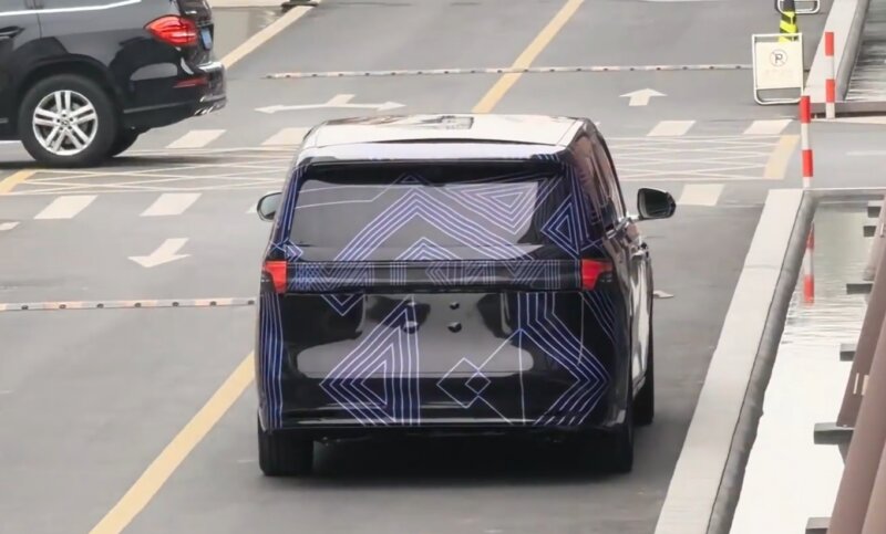 استفاده از کلاه ایمنی نامرئی در خودروی چینی / برای اولین بار در جهان