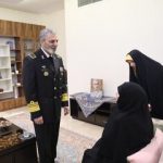 اعطای درجه سپهبدی شهید محمد باقری به خانوادهاش توسط سرلشکر موسوی