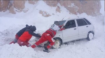 امدادرسانی به ۷۱۹ نفر و رهاسازی ۱۹۹ خودرو در محورهای برفگیر شهرستان کوهرنگ