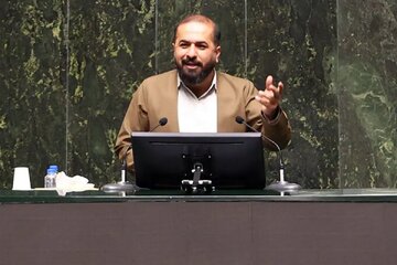 انتقاد یک نماینده از قالیباف؛ سوگند خوردهاید پاسدار قانون باشید نه قیم نمایندگان/ مجلس اتاق انتظار مصلحتهای بیزمان نیست/ استیضاح حق نماینده است