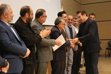 با استقبال کم‌نظیر مسئولین، شاعران، نویسندگان و علاقه‌مندان حوزه شعر و ادب:
آیین اختتامیه اولین جشنواره شهر «فراغتی و کتابی» در سمنان برگزار شد