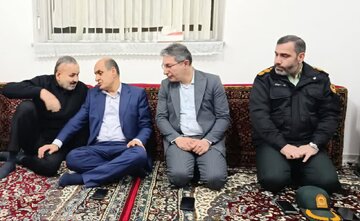 با حضوراستاندار در صومعه سرا؛ با خانوادههای شهیدان امیرحسام جوینده و ایرج صفریپور دیدار کرد