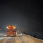 بارش برف در محورهای جنوبی استان اردبیل؛ جاده‌ها لغزنده است