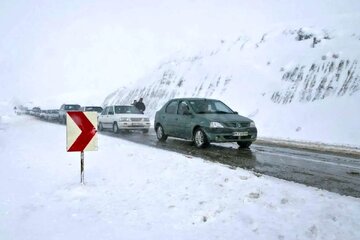 بارش برف در گردنههای ساردوئیه جیرفت