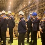 بازدید سرزده مدیر عامل شرکت فولاد اکسین خوزستان از خط تولید و گفتگو با کارکنان