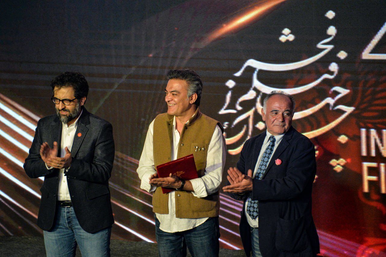 بیش از هر زمان دیگر نیازمند روایت‌های صادقانه و انسانی هستیم/ پایان جشنواره جهانی فیلم فجر در شیراز/ تقدیر از رضا میرکریمی و آلفرد یعقوب‌زاده