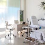 تبلیغ کلینیک زیبایی متخلف توسط یک نماینده مجلس / توضیح بازپرس دادسرای جرایم پزشکی تهران درباره دروغ ایمپلنت یک ساعته!