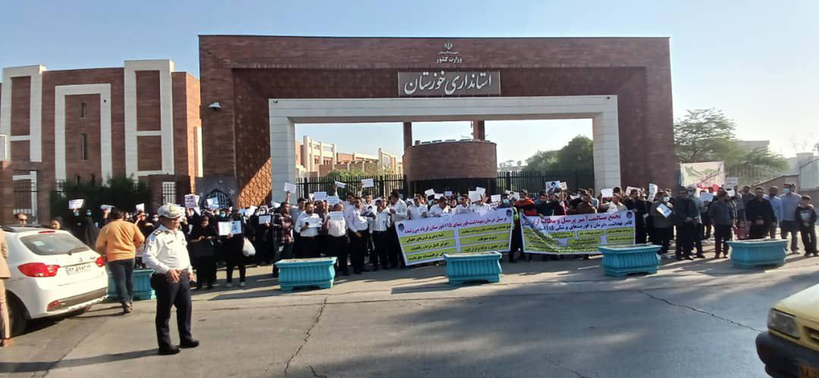 تجمع مسالمت آمیز کادر درمان خوزستان مقابل استانداری؛ درخواست پیگیری فوری مطالبات معوق