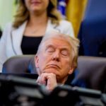 ترامپ روی دست بایدن بلند شد / عکس