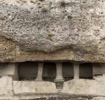 تنها گور دخمه تنگ دز اندیکا ، اثر ملی ثبتشده اشکانی، امروز آغل گوسفندان و تختهسیاه وندالهاست