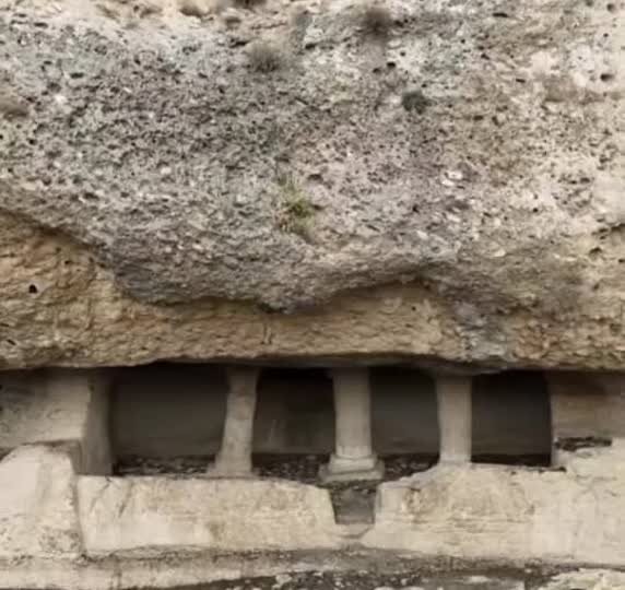 تنها گور دخمه تنگ دز اندیکا ، اثر ملی ثبتشده اشکانی، امروز آغل گوسفندان و تختهسیاه وندالهاست