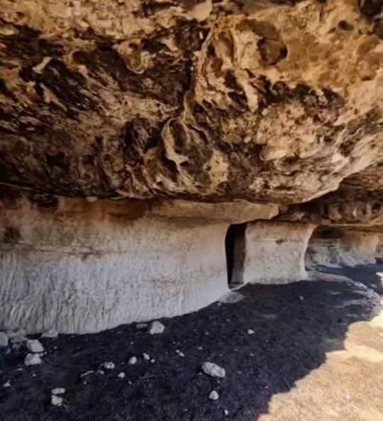 تنها گور دخمه تنگ دز اندیکا ، اثر ملی ثبتشده اشکانی، امروز آغل گوسفندان و تختهسیاه وندالهاست