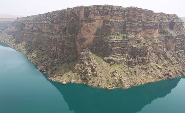 تنها گور دخمه تنگ دز اندیکا ، اثر ملی ثبتشده اشکانی، امروز آغل گوسفندان و تختهسیاه وندالهاست