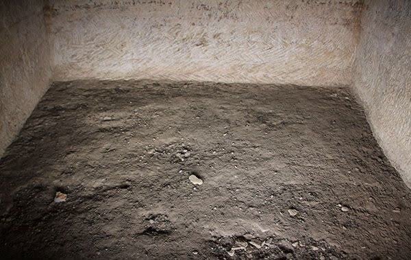 تنها گور دخمه تنگ دز اندیکا ، اثر ملی ثبتشده اشکانی، امروز آغل گوسفندان و تختهسیاه وندالهاست