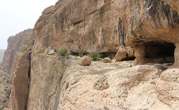 تنها گور دخمه تنگ دز اندیکا ، اثر ملی ثبتشده اشکانی، امروز آغل گوسفندان و تختهسیاه وندالهاست