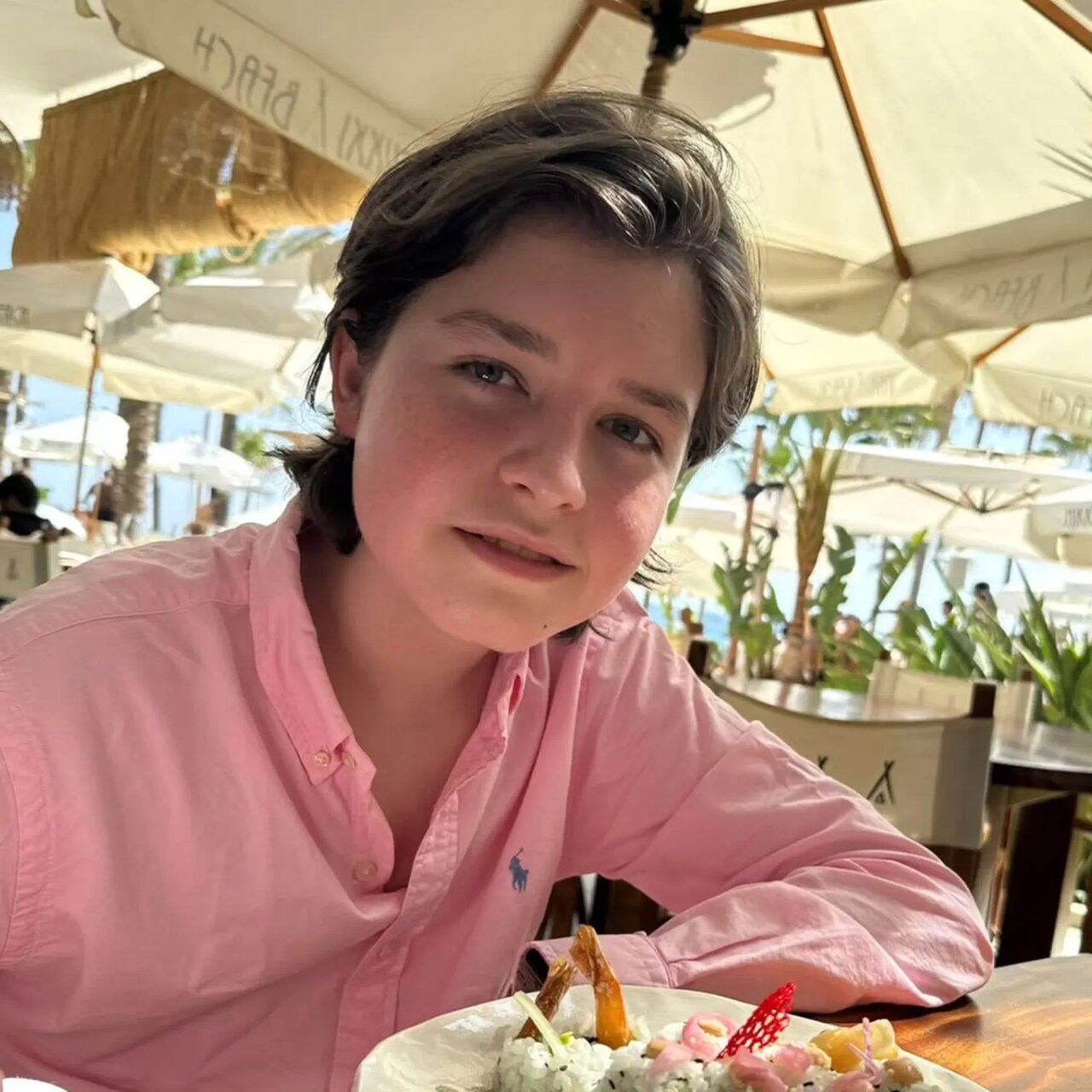 چهرهی یک نوجوان ۱۵ ساله در لباس صورتی