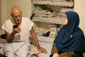 دیدار سخنگوی دولت با عطا احمدی خیر مدرسهساز کرمانی