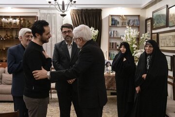 دیدار محمدرضا عارف با خانواده اشرف بروجردی/خانم وزیر راه هم بود + تصویر