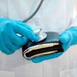 روایت عضو پیشین هیات مدیره نظام پزشکی؛ پزشک برای عمل زیبایی علاوه بر پول جراحی، گردنبند طلای زن را هم گرفته بود/ تا ۵۰۰ میلیون هم زیرمیزی می‌گیرند