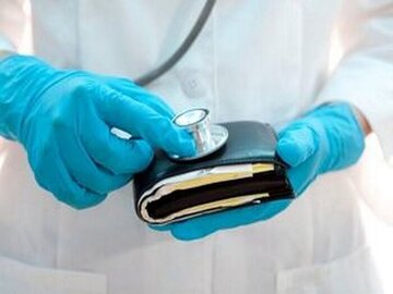 روایت عضو پیشین هیات مدیره نظام پزشکی؛ پزشک برای عمل زیبایی علاوه بر پول جراحی، گردنبند طلای زن را هم گرفته بود/ تا ۵۰۰ میلیون هم زیرمیزی میگیرند