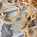 ریزش قیمت طلا شدت گرفت/ قیمت جدید طلای جهانی امروز ۱۵ آذرماه ۱۴۰۴