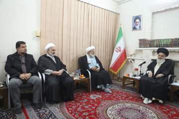 رییس جامعه مدرسین: روحانیون نباید خود را از نظام جدا کنند/ روحانیت نماد نظام اسلامی است/ روحانیت بهعنوان دیدهبان بیدار، در مواقع لازم هشدار دهند