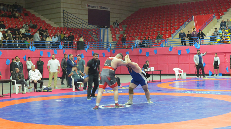 سمنان میزبان رقابت نفس‌گیر ۱۷۰ کشتی‌گیر در جام یادبود حاج‌رضا غیبی و هزاره مناره مسجد جامع